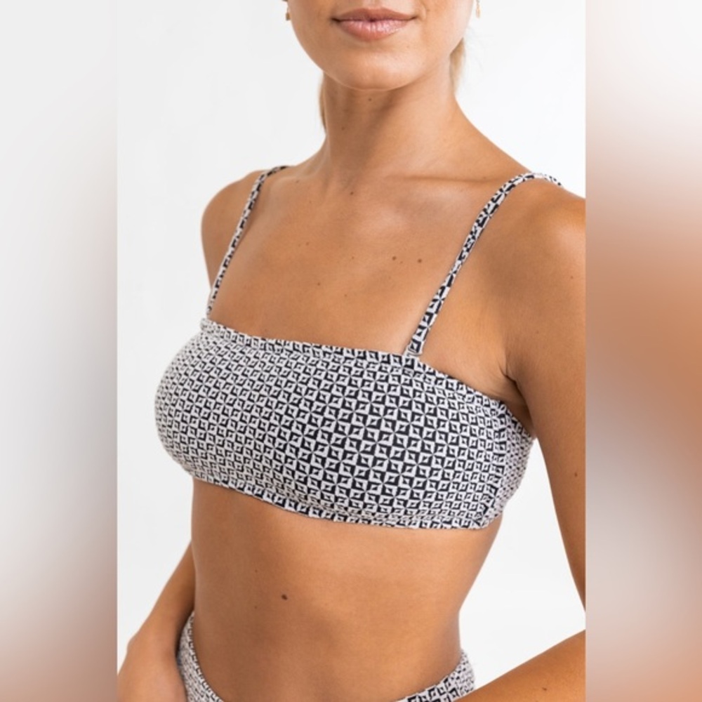 New🌟Rhythm -Geo Bandeau Top
Black / White